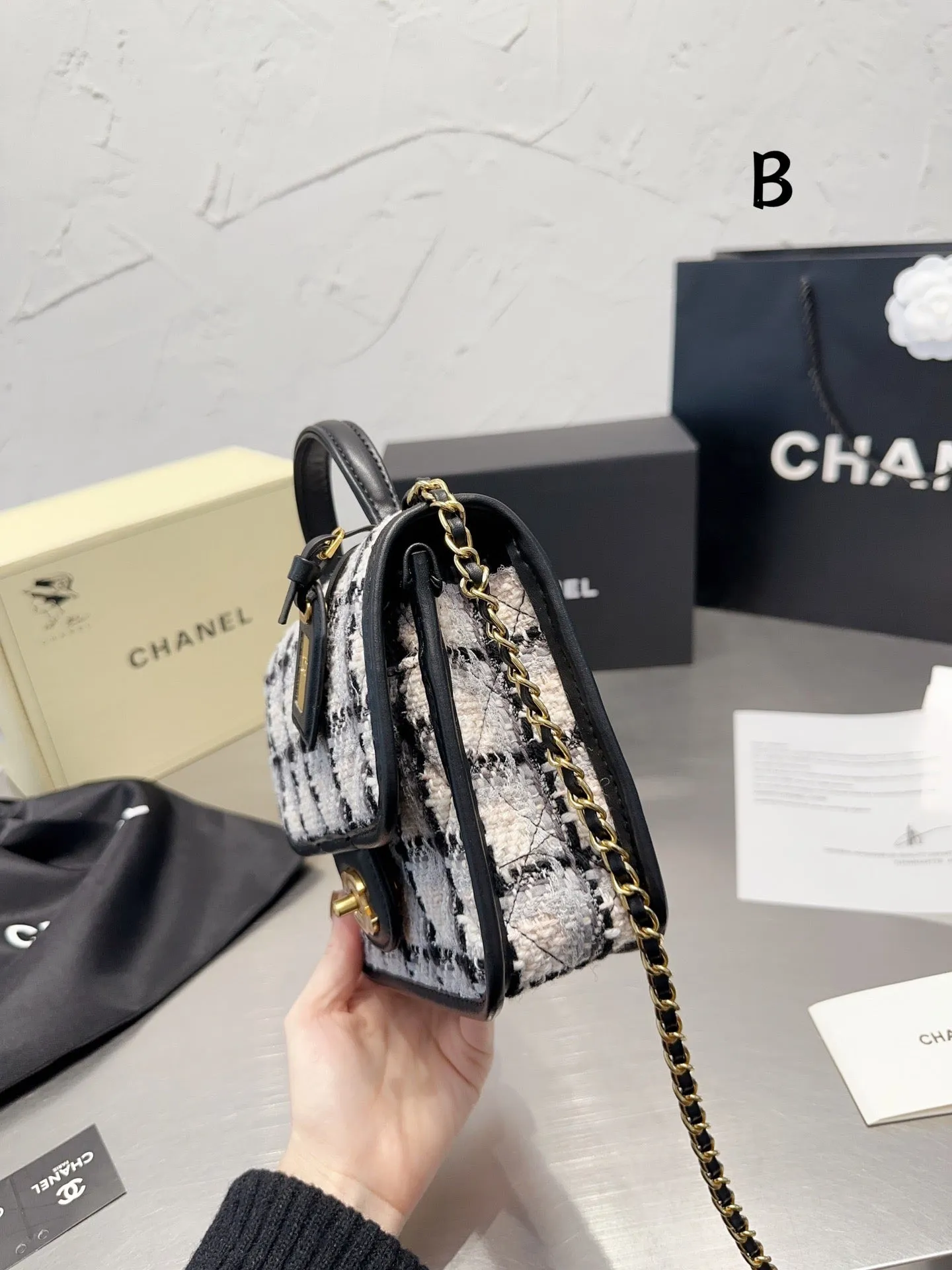 CC644 Small Flap Bag with Top Handle / 6.6 × 8 × 2.3 in