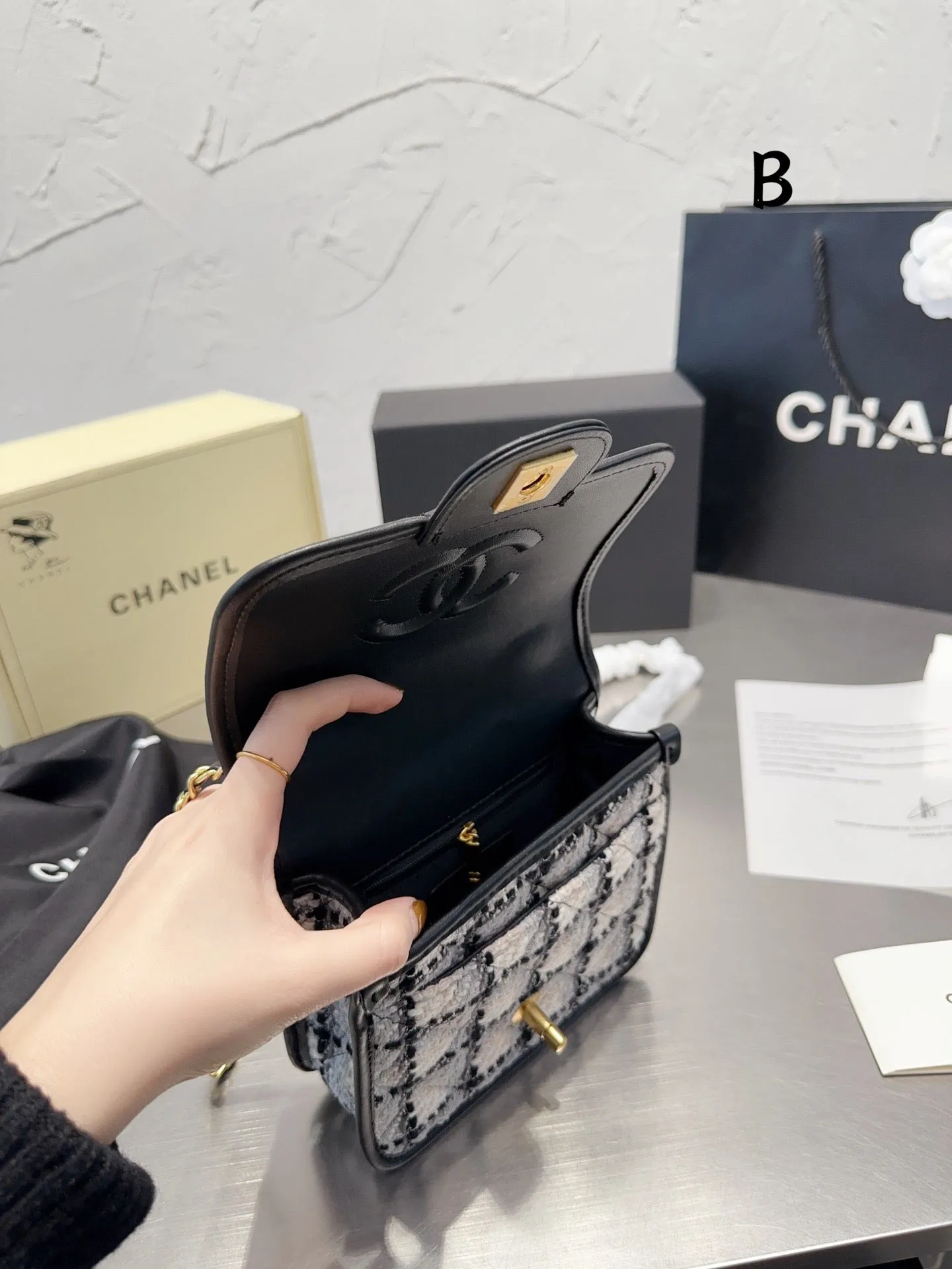 CC644 Small Flap Bag with Top Handle / 6.6 × 8 × 2.3 in