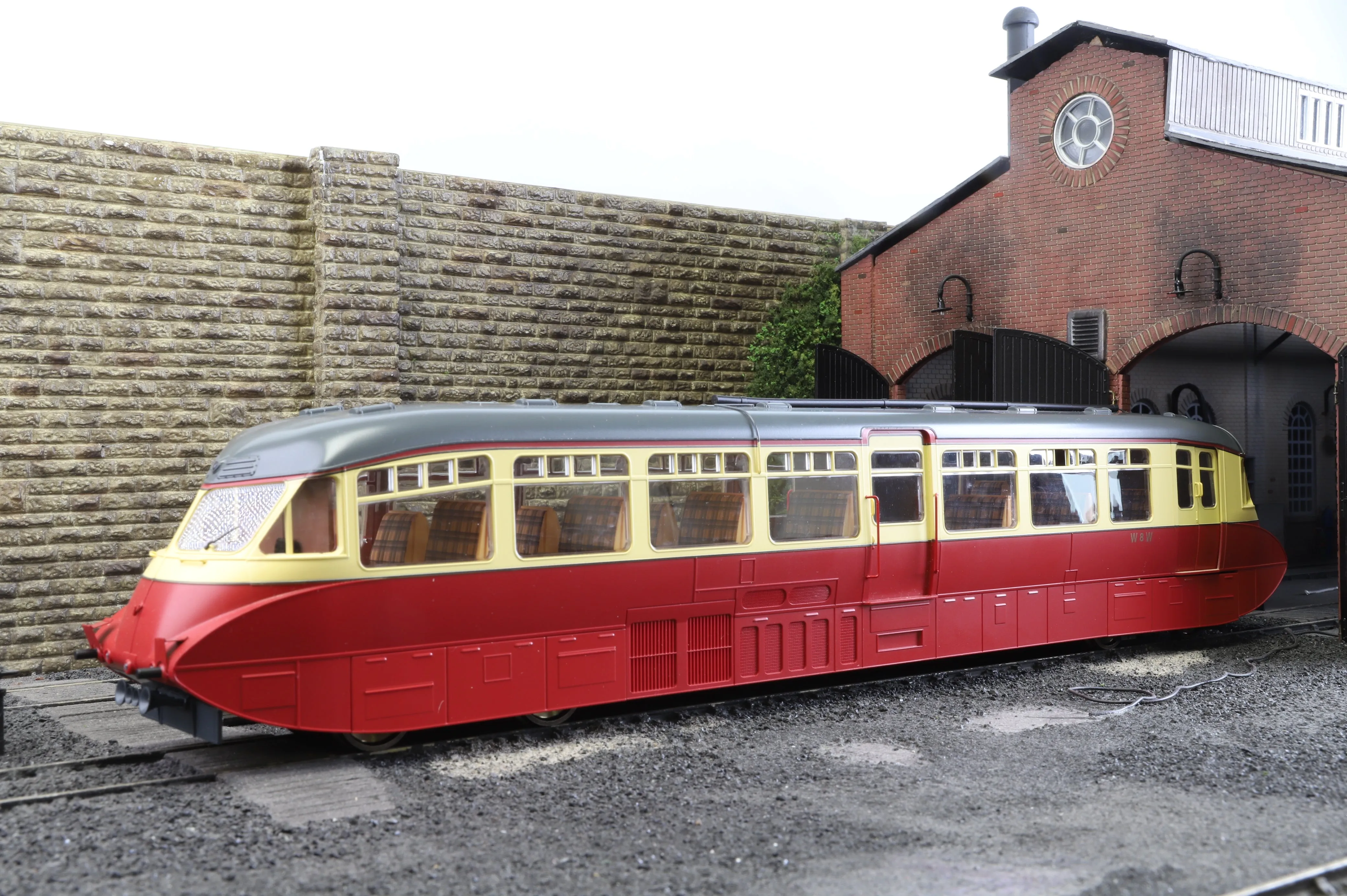 Dapol Finescale O Gauge Streamlined Railcar No. W8W BR Lined Carmine and Cream