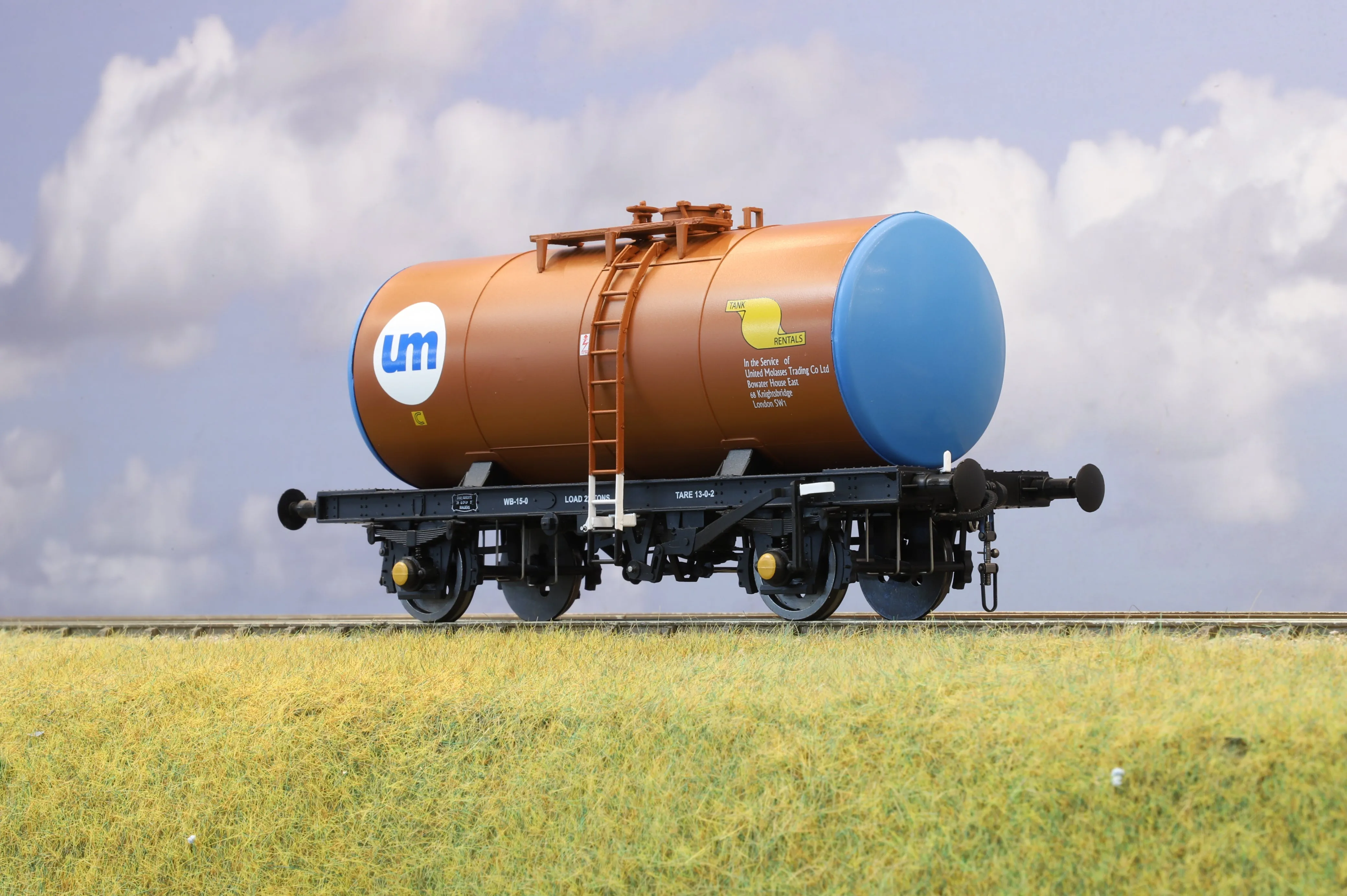 Heljan Finescale O Gauge 'B Tank'  in United Molasses livery