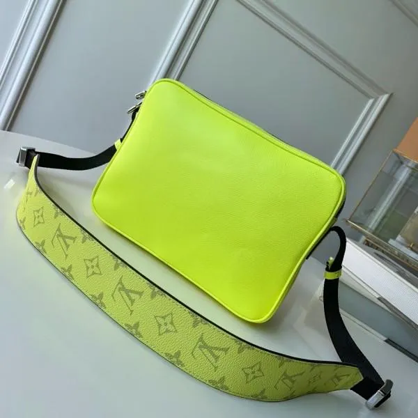 Men&#8217;s Outdoor Messenger Bag M43845 Neon Green 2018