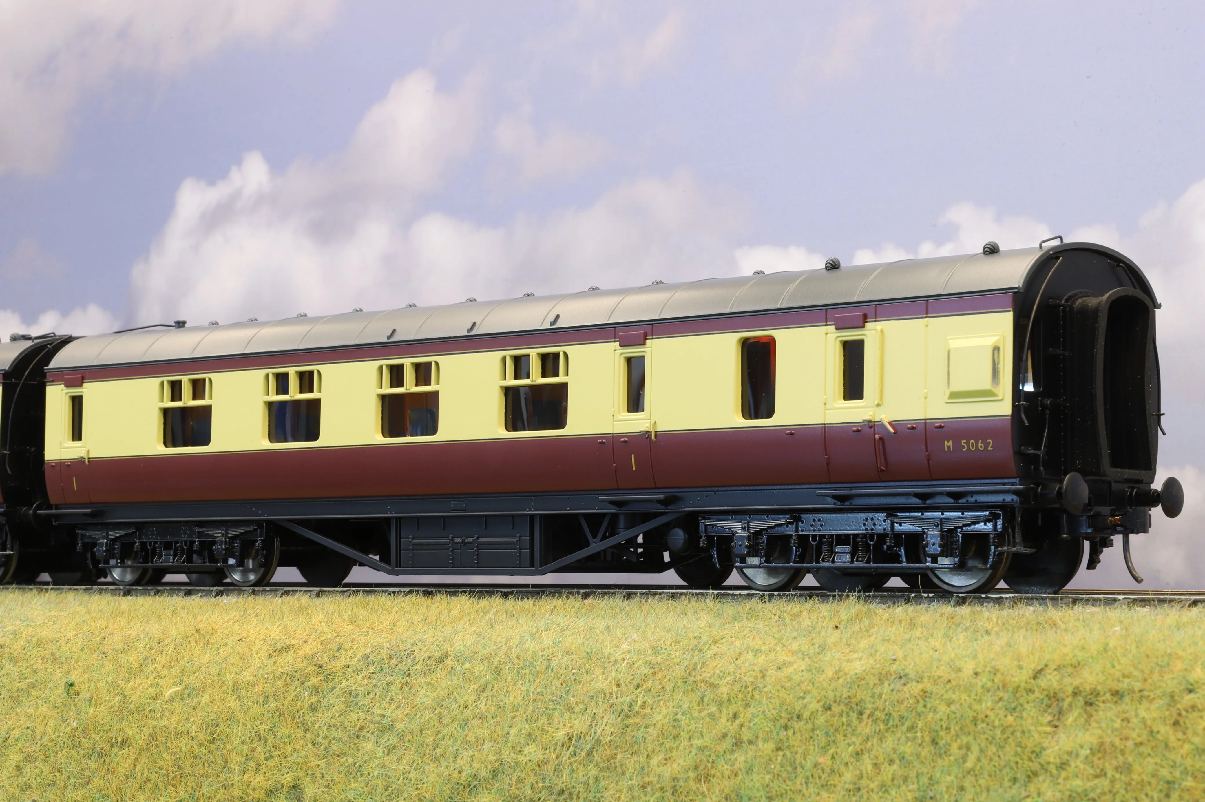 MTH Finescale O Gauge 4-Car ex-LMS Passenger Coach Set BR Crimson & Cream