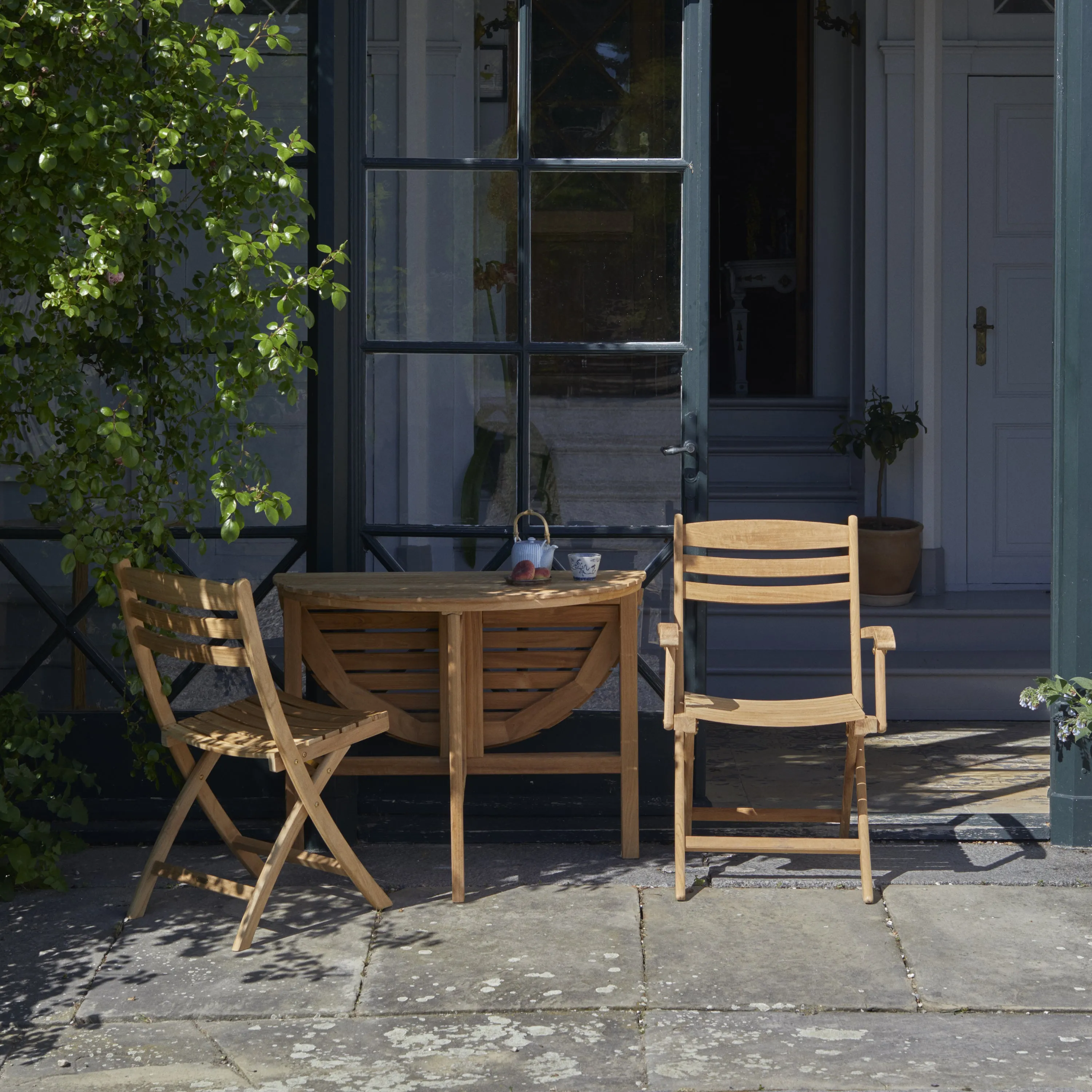 Selandia Round Dining Table
