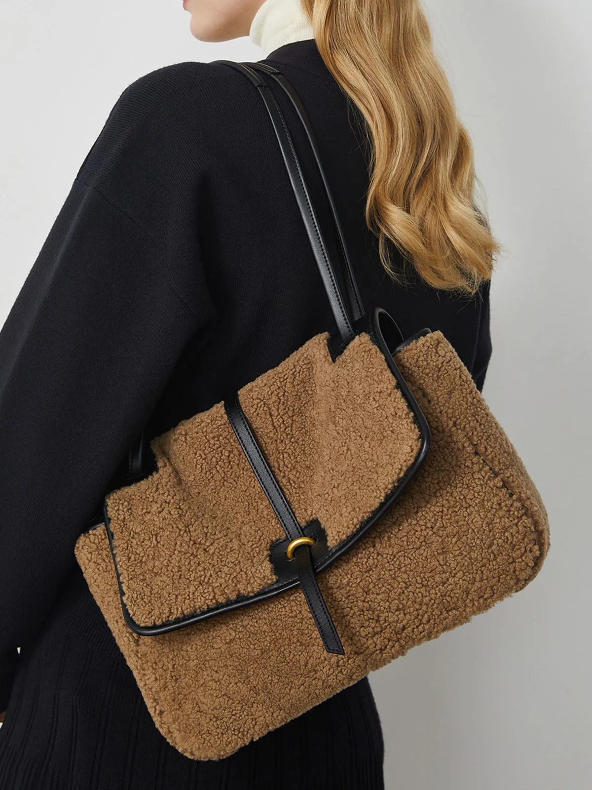 Smting | fluffy messenger bag